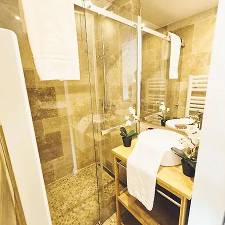 Urban Two Bedroom In Apartment *